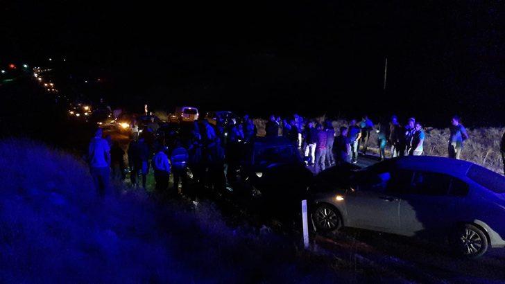 İki araç kafa kafaya çarpıştı! Yaralılara ilk müdahaleyi muhabir ve eşi yaptı! G2