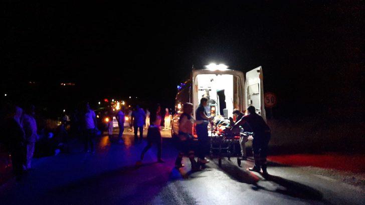 İki araç kafa kafaya çarpıştı! Yaralılara ilk müdahaleyi muhabir ve eşi yaptı! G1