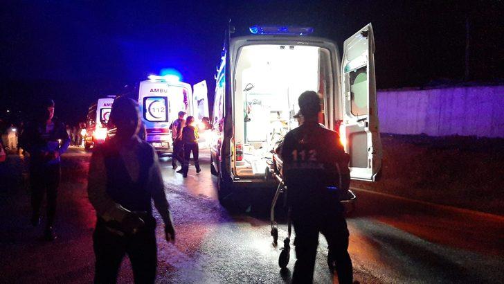 İki araç kafa kafaya çarpıştı! Yaralılara ilk müdahaleyi muhabir ve eşi yaptı! G4