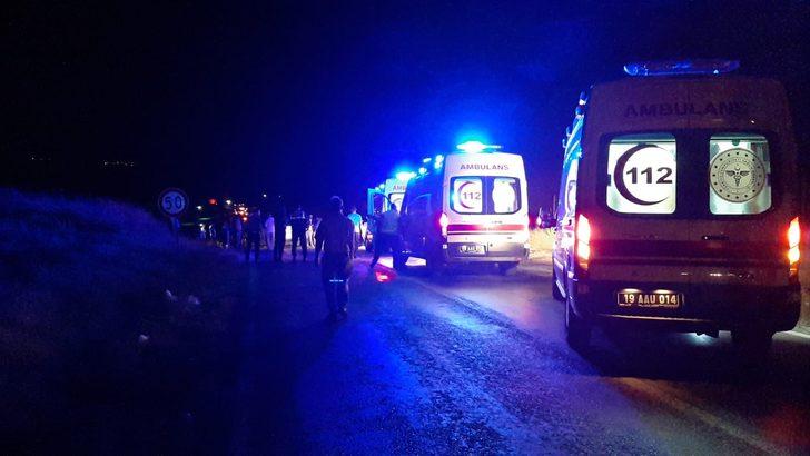 İki araç kafa kafaya çarpıştı! Yaralılara ilk müdahaleyi muhabir ve eşi yaptı! G5