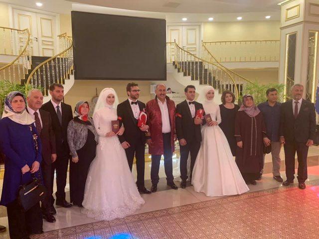 İki kardeş aynı d&uuml;ğ&uuml;nde evlendi 1