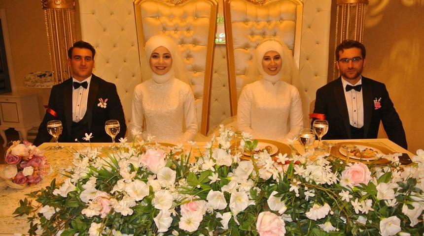İki kardeş aynı d&uuml;ğ&uuml;nde evlendi