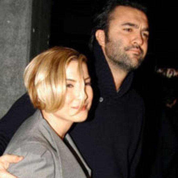 Metroda Diz &Ccedil;&ouml;k&uuml;p Yalvardı