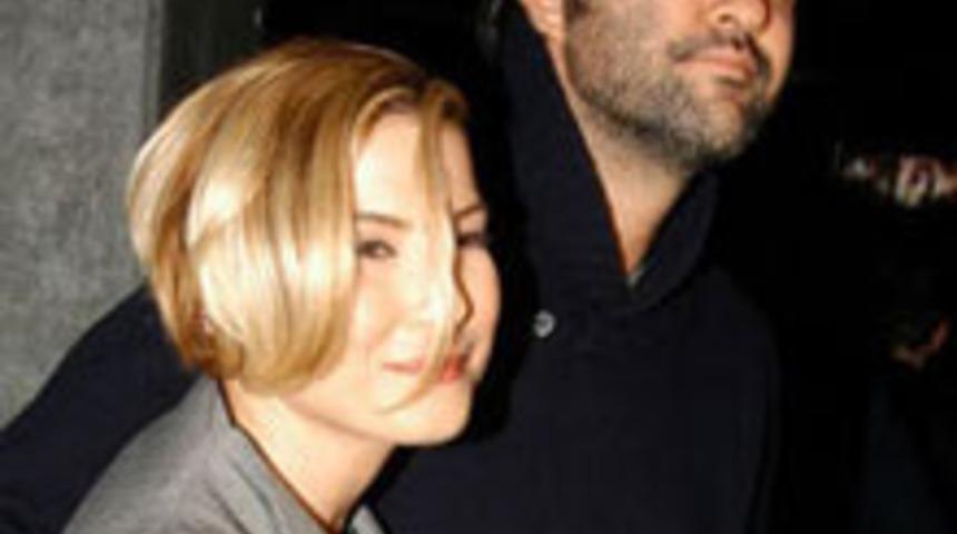 Metroda Diz &Ccedil;&ouml;k&uuml;p Yalvardı