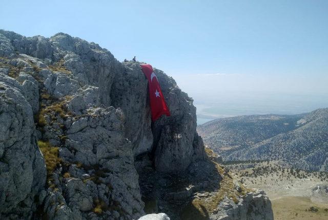 Zirveye 60 metrekarelik Türk bayrağı asıp, 30 Ağustos'u kutladılar