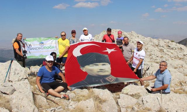 Zirveye 60 metrekarelik Türk bayrağı asıp, 30 Ağustos'u kutladılar