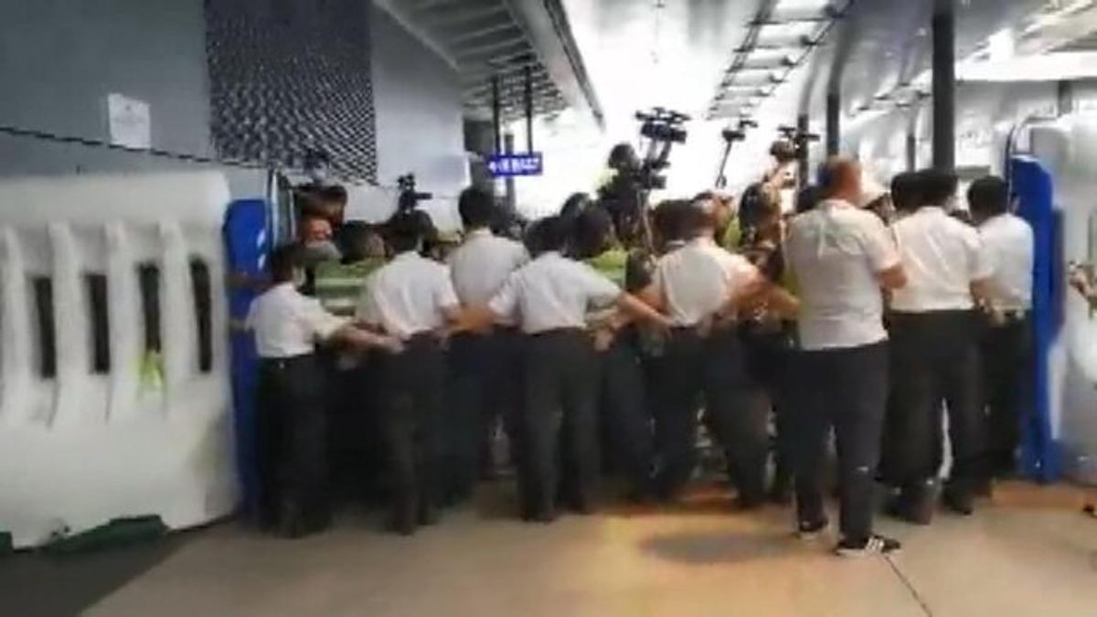 Hong Kong Uluslararası Havalimanı eylemcilerin girişine kapatıldı