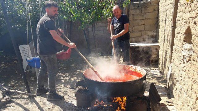 Yemeğin salçasını erkekler yapıyor