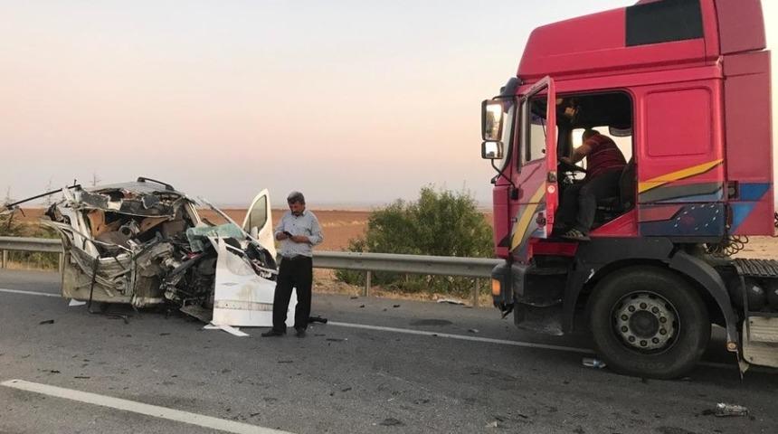 Tırın altına giren araç paramparça oldu: 1 ölü