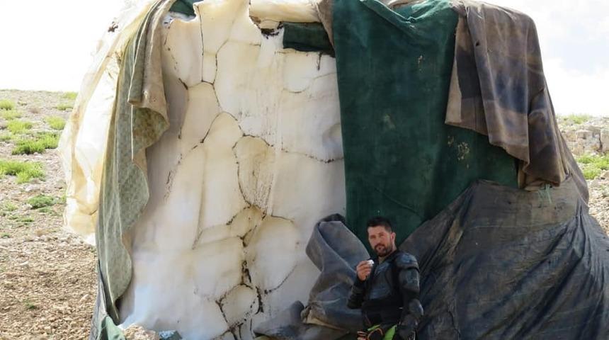 Kışın toplayıp sakladıkları karları Ağustos ayında satıyorlar