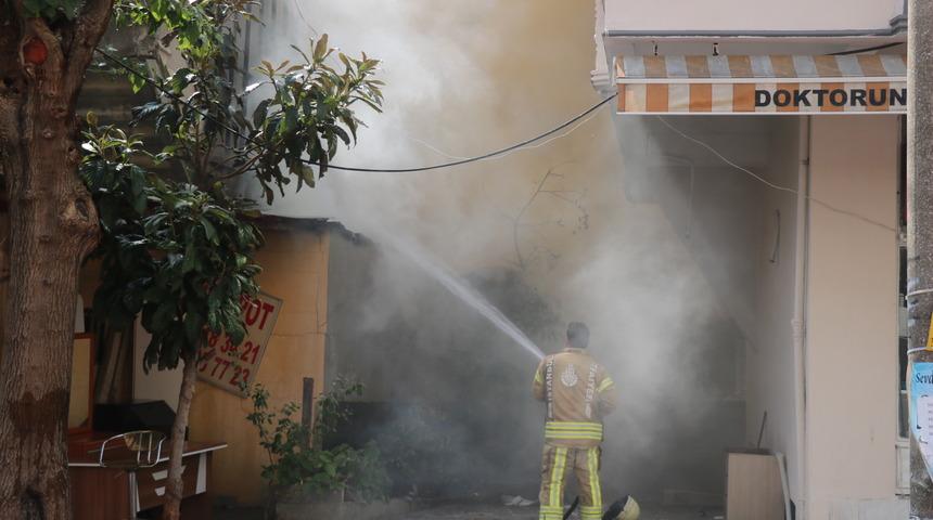 Maltepe'de iş yeri alev alev yandı