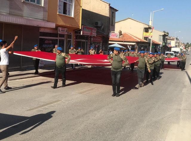 Şehit asker arkadaşlarının mezarlarını ziyaret ettiler