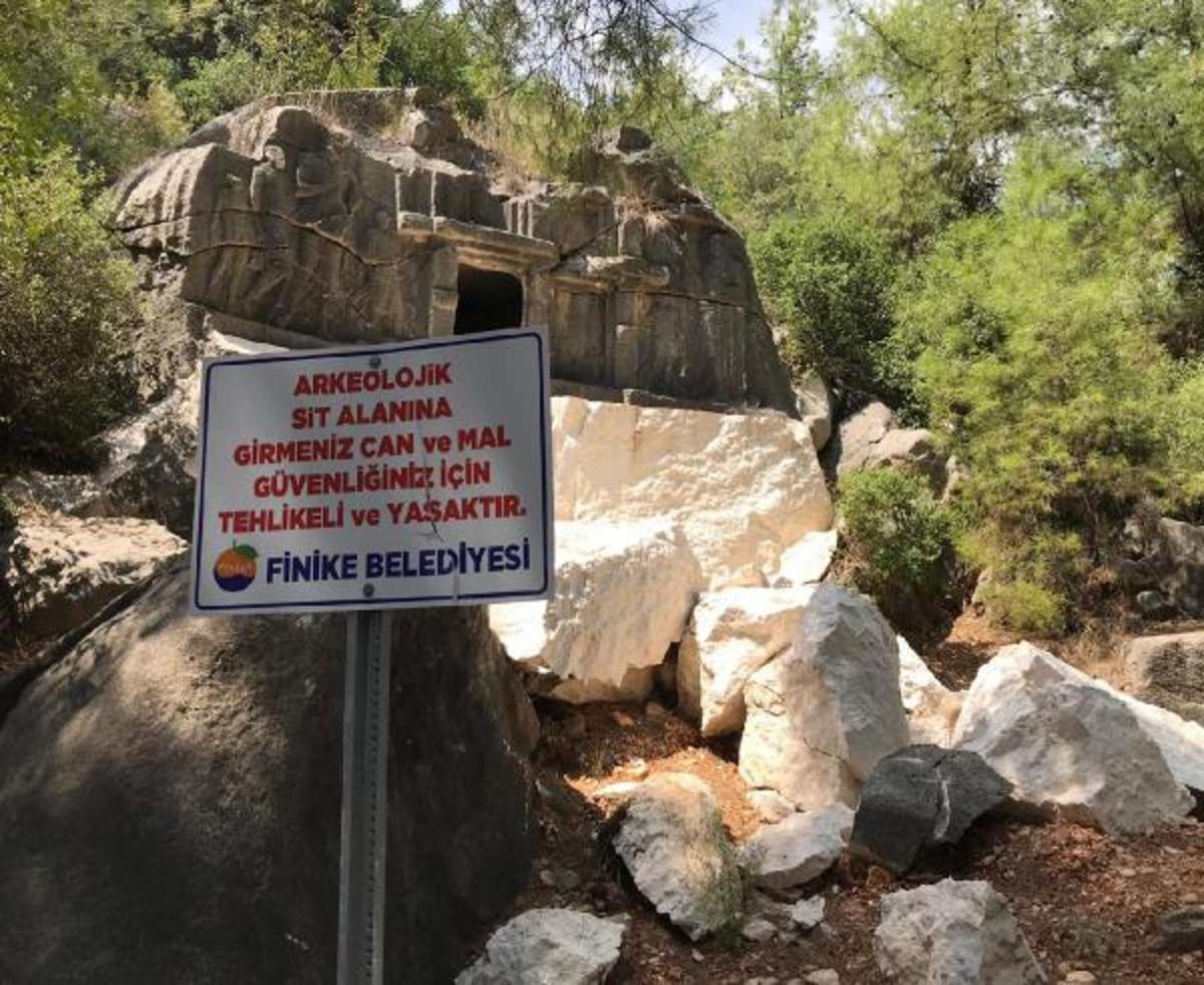 Likya d&ouml;nemi kaya mezarı EYP ile patlatılarak tahrip edildi