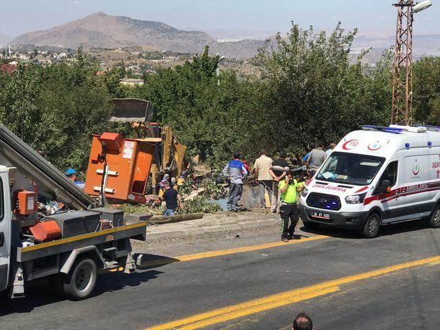 Kayseri'de kamyon evin üzerine devrildi