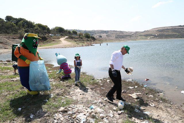 Başkan Kartoğlu, iki çocuğuyla çöp topladı