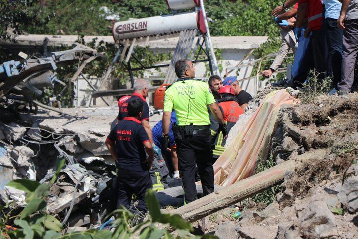 Kayseri'de iş makinesi eve daldı! Çok sayıda ölü var G3