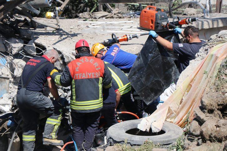 Kayseri'de iş makinesi eve daldı! Çok sayıda ölü var G4