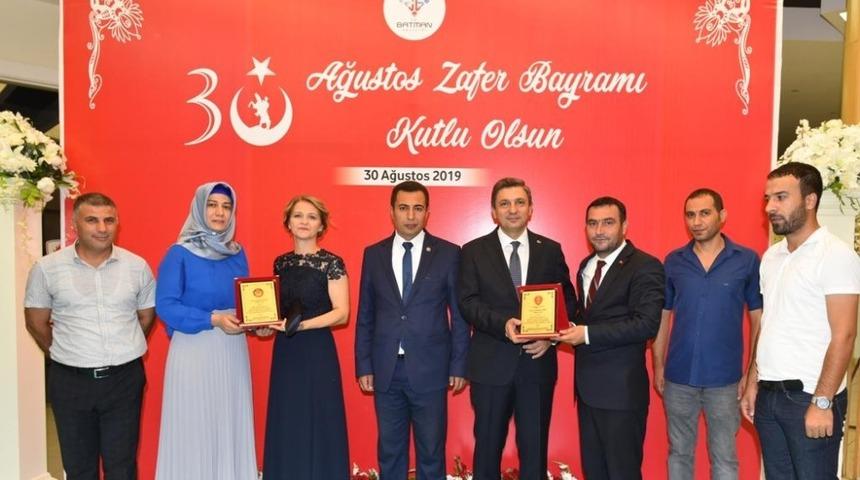 BAŞGAD Vali Hulusi Şahin&rsquo;e plaket verdi