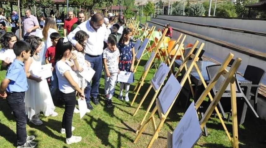 Başkan &Ccedil;ift&ccedil;i, resim sergisini gezdi