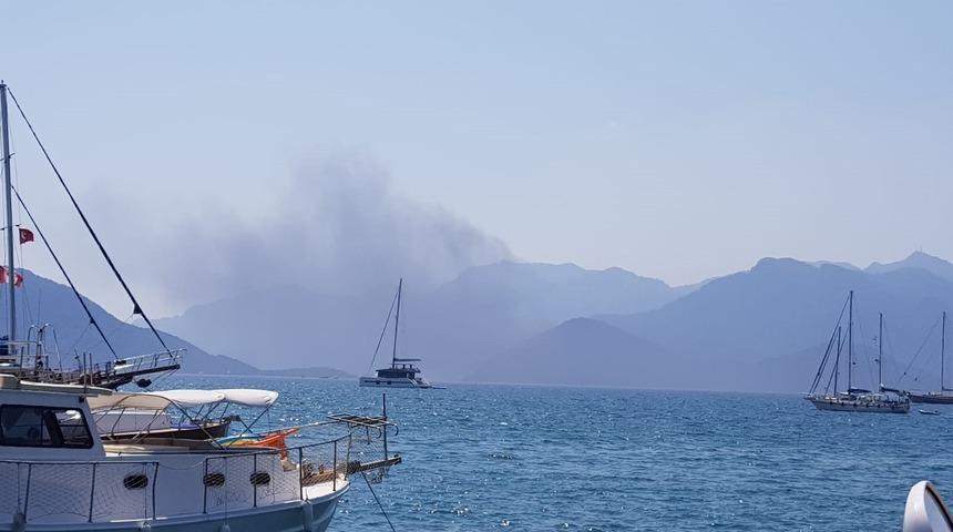 Marmaris'te l&uuml;ks yat alevlere teslim oldu