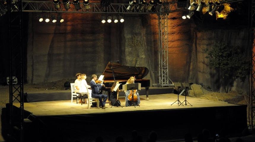 25 asırlık tarihi taş ocağında klasik m&uuml;zik ziyafeti