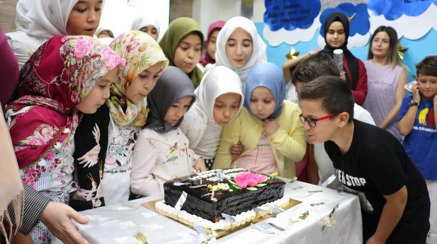 Kursu tamamladılar, birlikte pasta kestiler