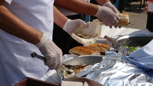 İzmit'te 5 bin kişiye dağıtılan balık ekmek yarım saatte tükendi