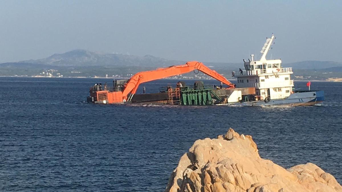 Bozcaada a&ccedil;ıklarındaki gemi su almaya başladı