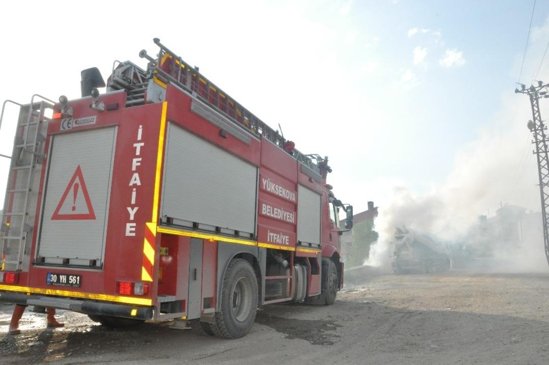 Y&uuml;ksekova&rsquo;da dumanlar i&ccedil;inde kalan mikser korkuya neden oldu