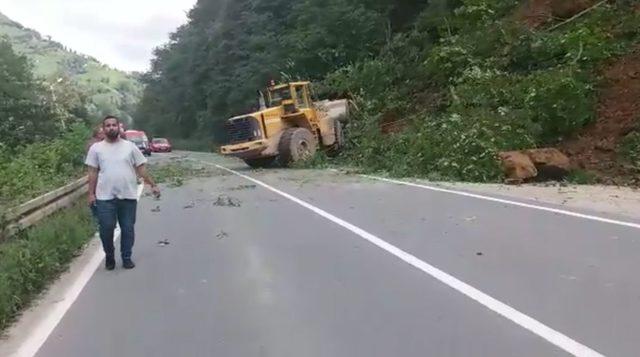 Ayder yolunda heyelan yolu kapattı