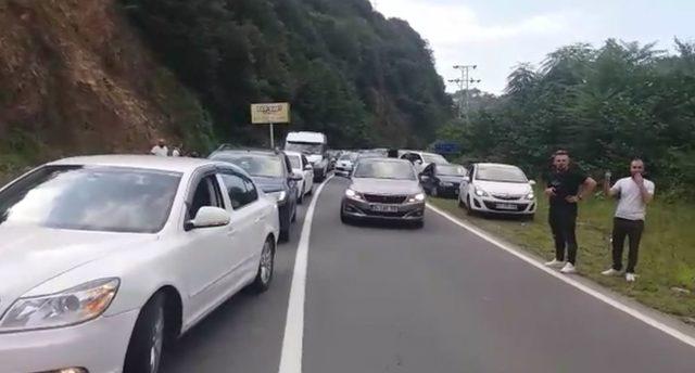 Ayder yolunda heyelan yolu kapattı