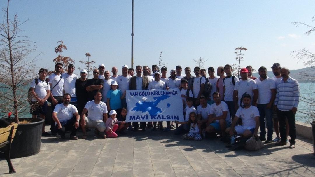 Van G&ouml;l&uuml; i&ccedil;in g&ouml;lde 5 kilometre kula&ccedil; attılar