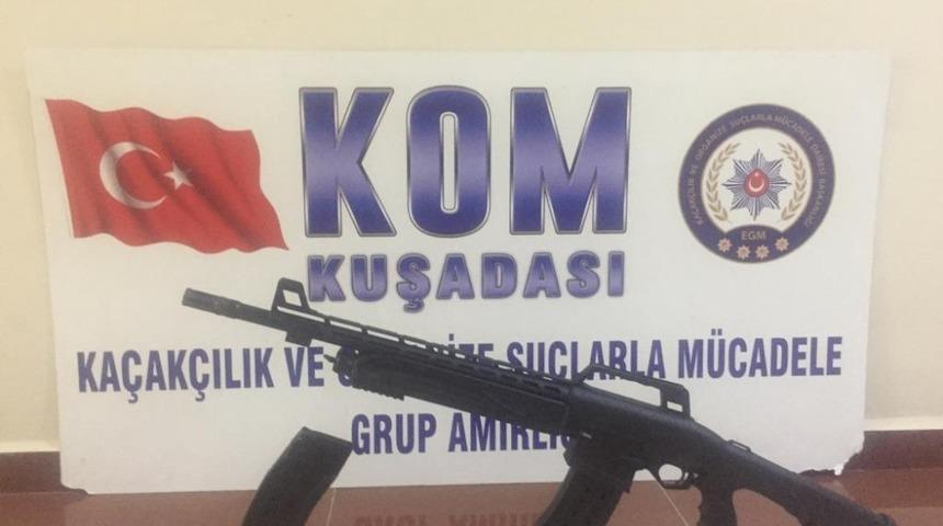 Ş&uuml;phe &uuml;zerine durdurulan ara&ccedil;tan ruhsatsız şarj&ouml;rl&uuml; yarı otomatik t&uuml;fek &ccedil;ıktı