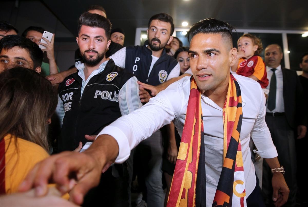 Galatasaray'ın yeni transferi Radamel Falcao, İstanbul'a geldi