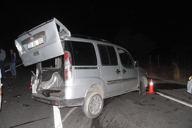 Elazığ’da hafif ticari araç ile otomobil çarpıştı: 5 yaralı