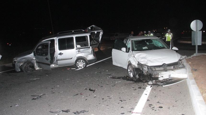 Elazığ’da hafif ticari araç ile otomobil çarpıştı: 5 yaralı