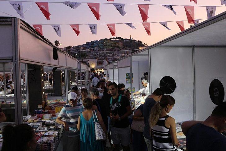 Kuşadası Kitap Nostalji ve Plak Günleri başladı G5