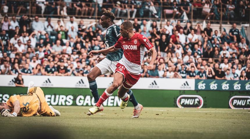 F.Bah&ccedil;e'de sa&ccedil; baş yolduran Slimani, Fransa'yı sallıyor