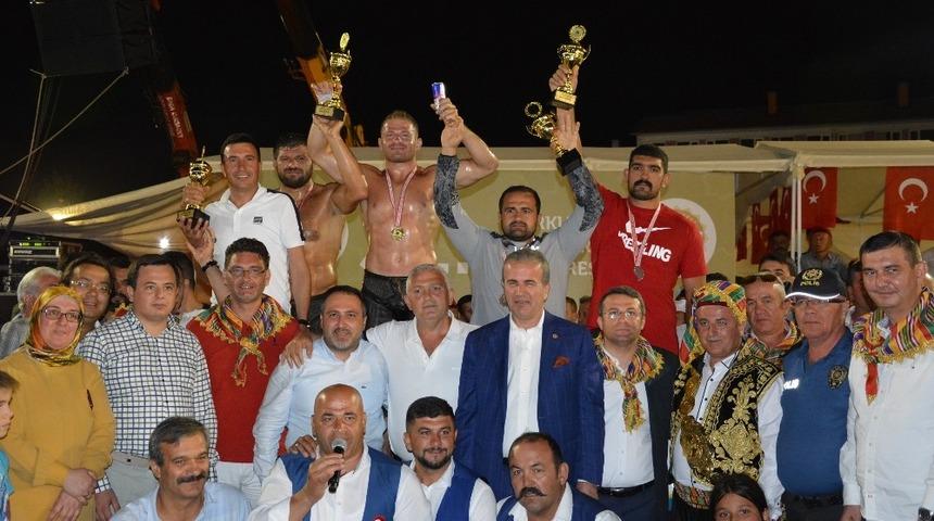 Altın Kiraz’ın başpehlivanı İsmail Balaban oldu