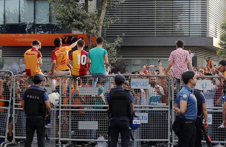 Galatasaray'ın yeni transferi Radamel Falcao, İstanbul'a geldi G4