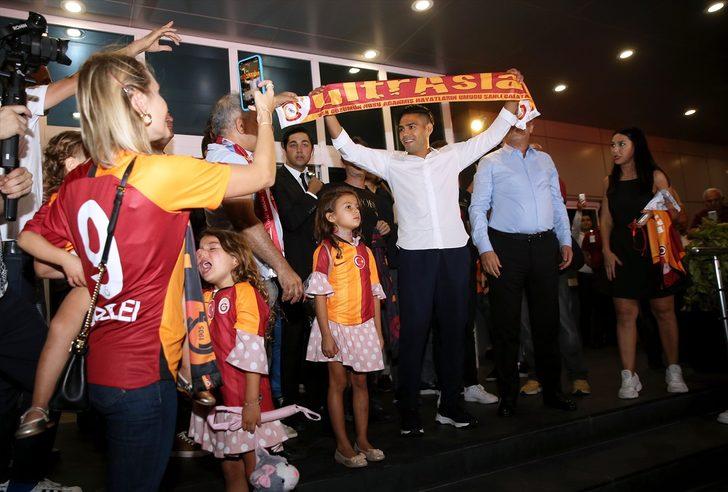 Galatasaray'ın yeni transferi Radamel Falcao, İstanbul'a geldi G1
