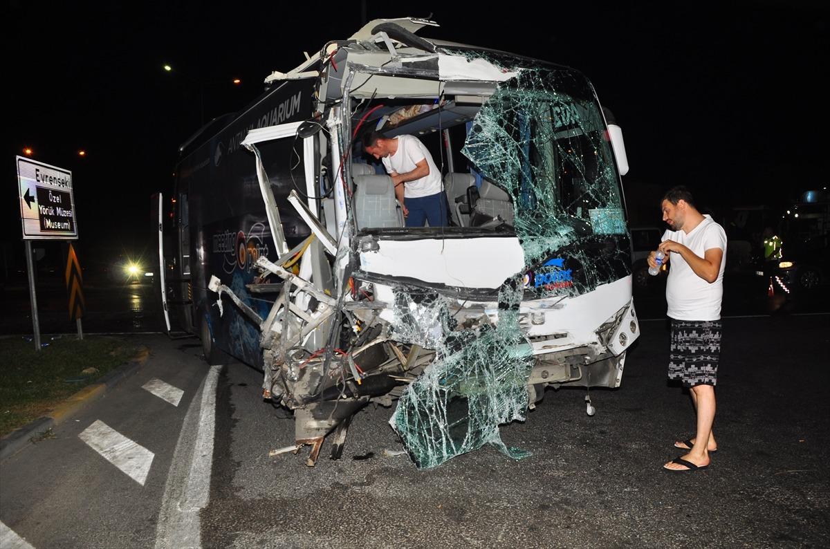 Antalya'da tur minib&uuml;s&uuml; ile otob&uuml;s &ccedil;arpıştı: 13 yaralı