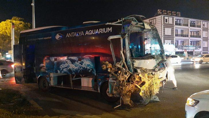 Antalya'da tur minibüsü ile otobüs çarpıştı: 13 yaralı G1