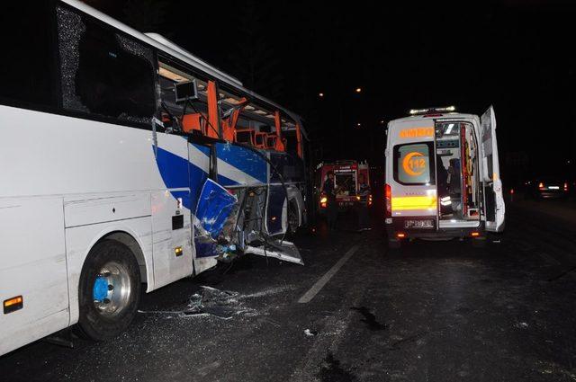 Antalya’da 12 kişinin yaralandığı kazada kırmızı ışık ihlali iddiası