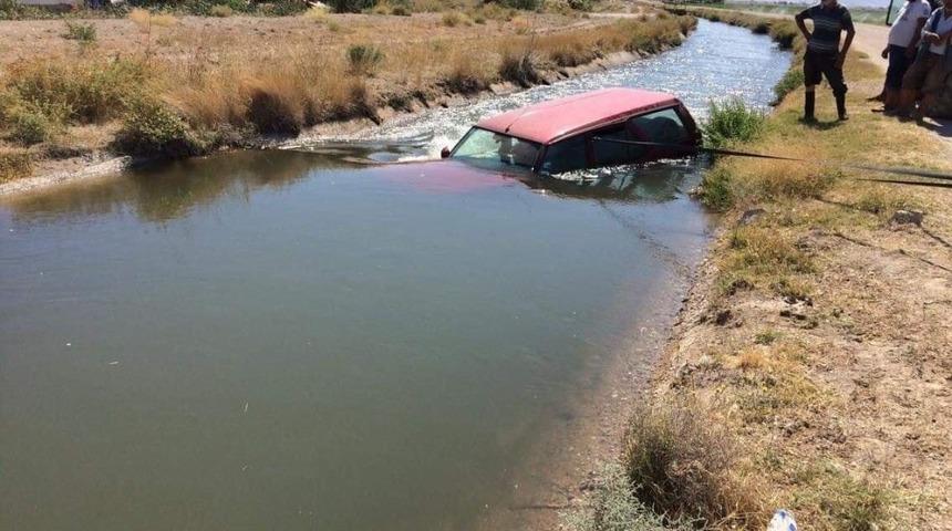 Direksiyon hakimiyeti kaybolan otomobil su kanalına u&ccedil;tu