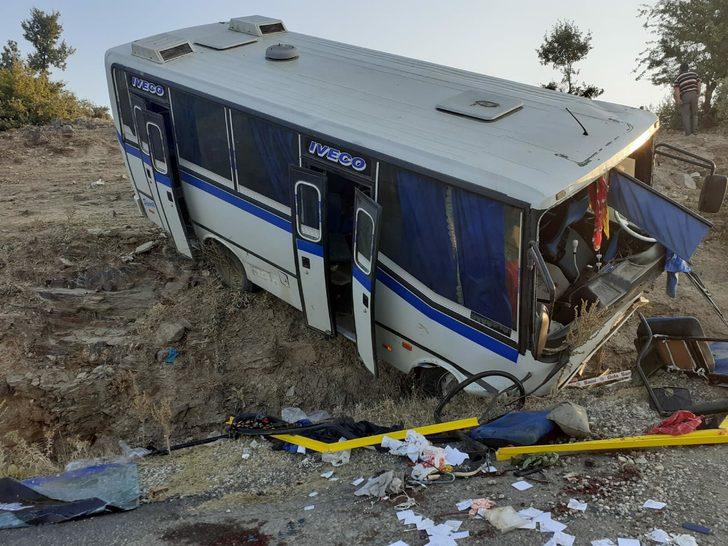Üzüm işçilerini taşıyan araç şarampole devrildi! 17 yaralı G4