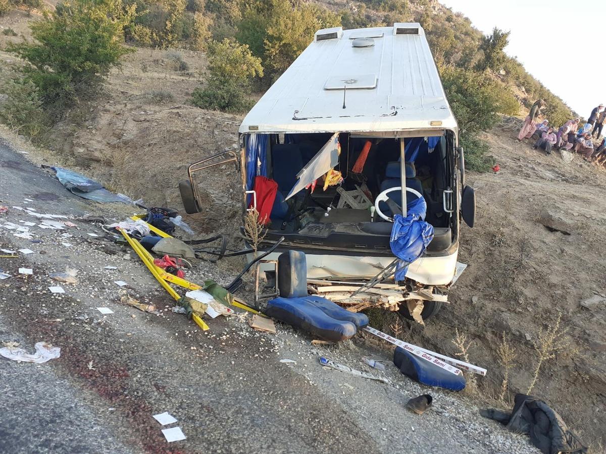 &Uuml;z&uuml;m iş&ccedil;ilerini taşıyan ara&ccedil; şarampole devrildi! 17 yaralı