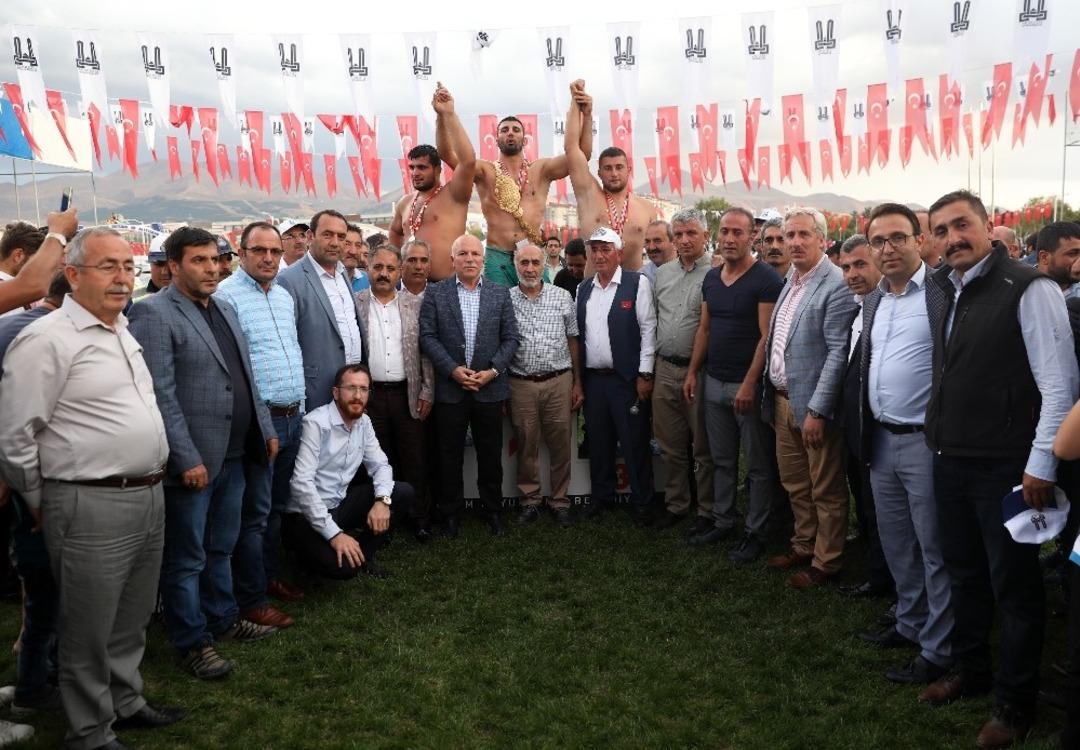 Uluslararası Altın Kemer Karakucak G&uuml;reşleri nefes kesti