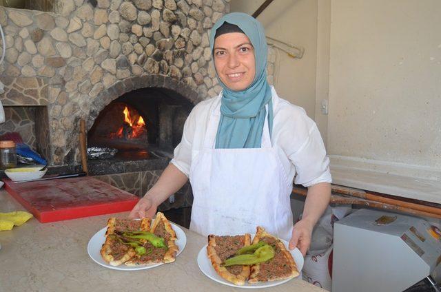 Ekmeğini ateşten çıkarıyor 1