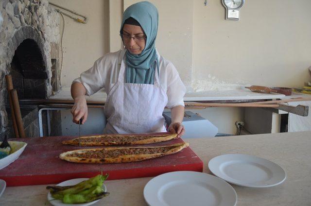 Ekmeğini ateşten çıkarıyor 3